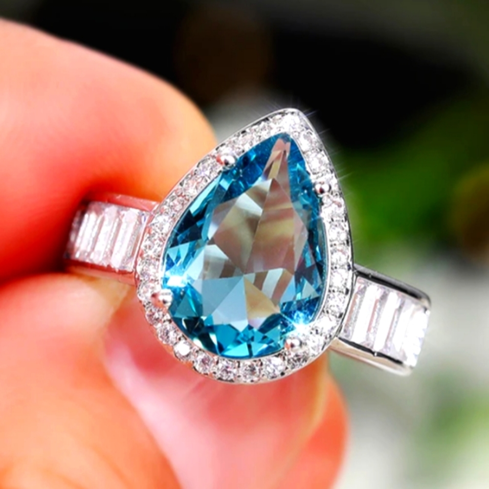 Stunning Simulated Blue Topaz Engagement Ring.. Wow! 💙✨🤍✨💙✨🤍✨💙